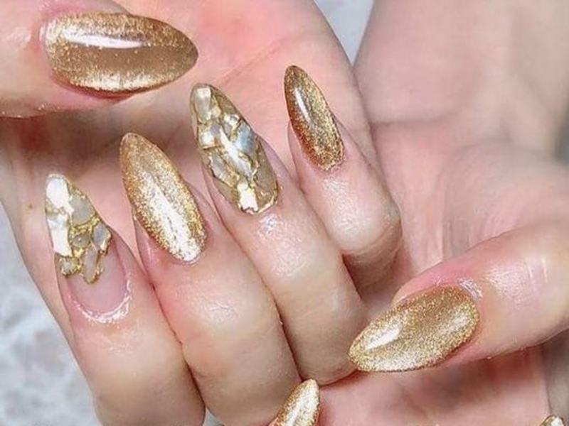 Gây tuyệt vời với kiểu mẫu nail color gold lắp đặt đá