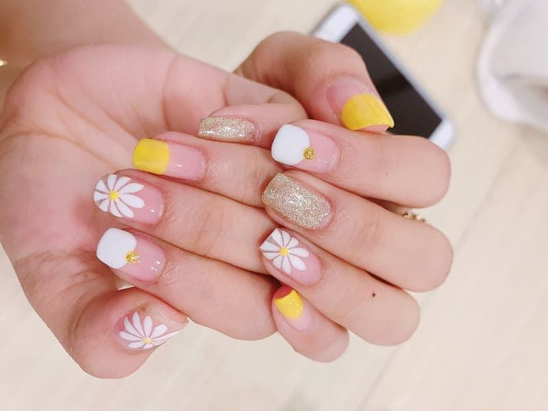 Mẫu nail màu hồng thạch họa tiết hoa xinh xắn