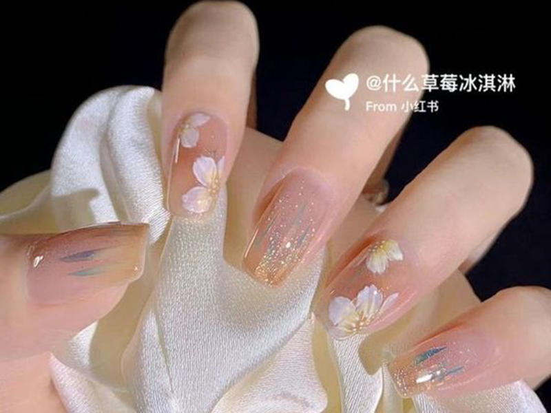 Nail màu nude tinh tế