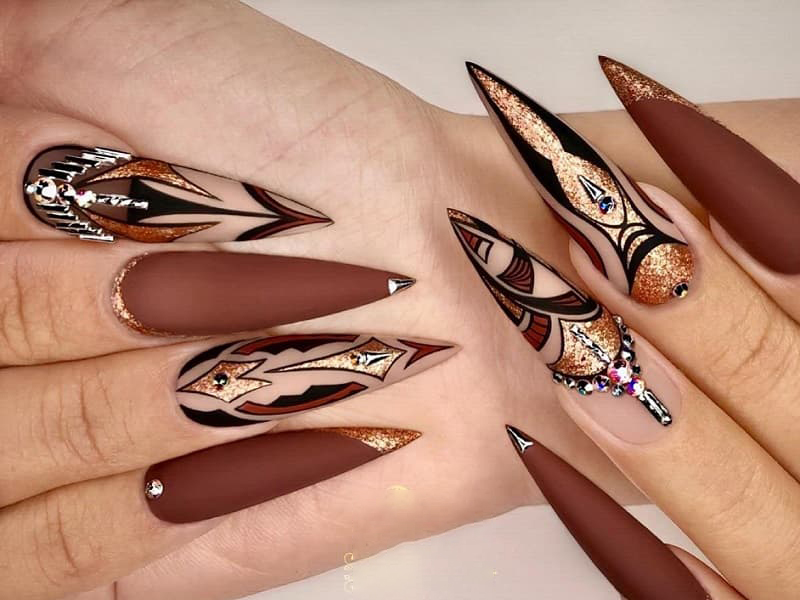 Nail móng nhọn trang trí phức tạp