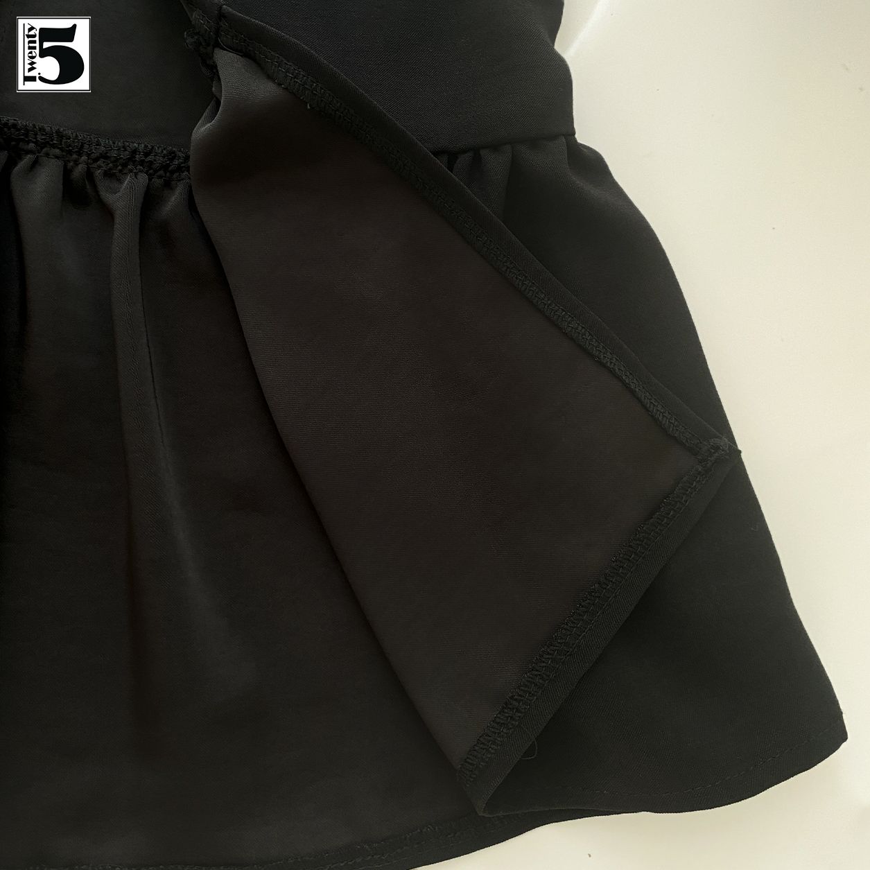 8 cách phối đồ với chân váy xòe đen cực chất cho nàng