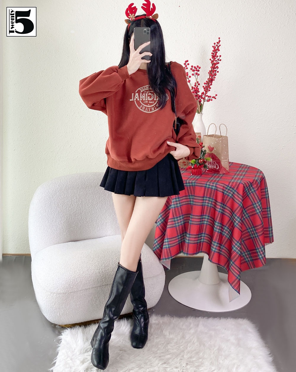 Áo sweater phối với chân váy ngắn