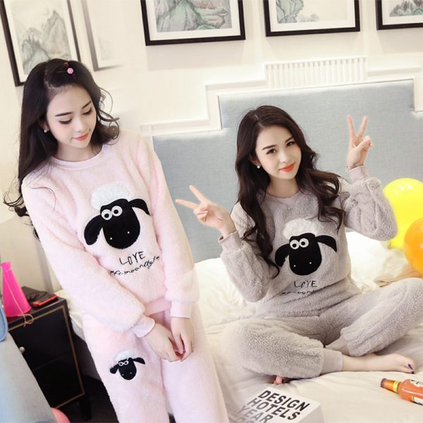 Bộ đồ ngủ cừu đen