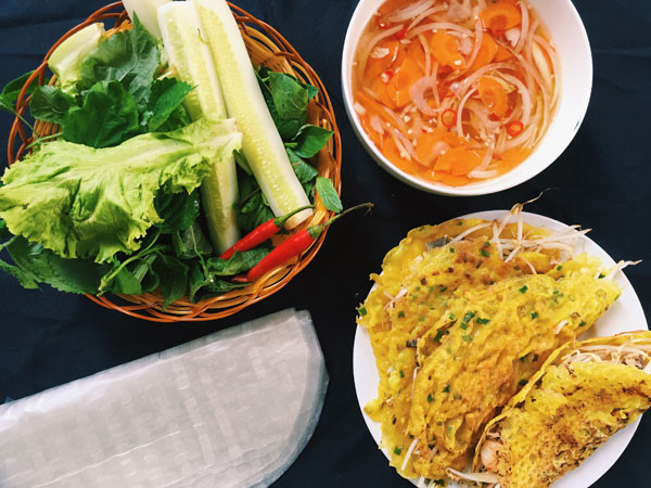 Đổ b&aacute;nh x&egrave;o: - Trộn bột với một th&igrave;a nhỏ muối, một ch&eacute;n bia v&agrave; nước. Khuấy đều đến khi c&oacute; hỗn hợp lỏng, kh&ocirc;ng v&oacute;n cục. Thả h&agrave;nh l&aacute; v&agrave; đỗ xanh v&agrave;o. Để bột nghỉ khoảng 20 ph&uacute;t. Kh&ocirc;ng n&ecirc;n pha bột đặc khiến vỏ b&aacute;nh d&agrave;y, kh&ocirc;ng gi&ograve;n, kh&oacute; ch&iacute;n.  - Cho một th&igrave;a dầu ăn v&agrave;o chảo chống d&iacute;nh, chờ dầu s&ocirc;i. Đổ một th&igrave;a bột v&agrave;o l&aacute;ng cho thật mỏng. Đậy vung khoảng 1 ph&uacute;t cho ch&iacute;n. Cho hỗn hợp nh&acirc;n t&ocirc;m thịt v&agrave; đỗ gi&aacute; sống l&ecirc;n. Gập đ&ocirc;i b&aacute;nh v&agrave; chờ cho gi&ograve;n đều 2 mặt.  - Gắp b&aacute;nh ra đĩa, thưởng thức n&oacute;ng. Khi ăn cuộn b&aacute;nh x&egrave;o v&agrave;o b&aacute;nh tr&aacute;ng hoặc l&aacute; cải xanh, th&ecirc;m rau sống, chấm nước chua ngọt.