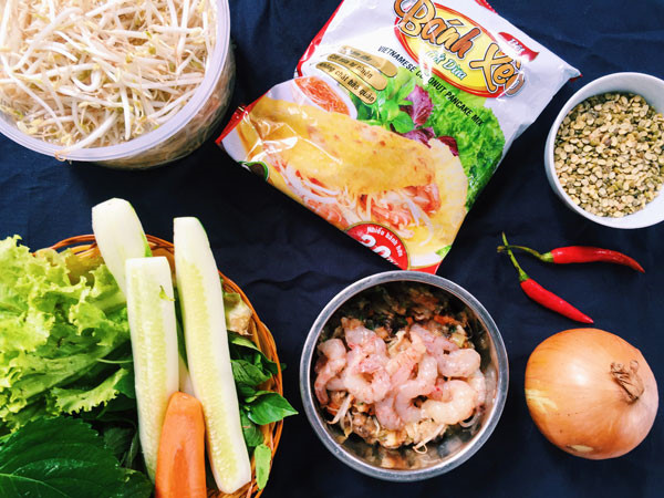 Đổ b&aacute;nh x&egrave;o: - Trộn bột với một th&igrave;a nhỏ muối, một ch&eacute;n bia v&agrave; nước. Khuấy đều đến khi c&oacute; hỗn hợp lỏng, kh&ocirc;ng v&oacute;n cục. Thả h&agrave;nh l&aacute; v&agrave; đỗ xanh v&agrave;o. Để bột nghỉ khoảng 20 ph&uacute;t. Kh&ocirc;ng n&ecirc;n pha bột đặc khiến vỏ b&aacute;nh d&agrave;y, kh&ocirc;ng gi&ograve;n, kh&oacute; ch&iacute;n.  - Cho một th&igrave;a dầu ăn v&agrave;o chảo chống d&iacute;nh, chờ dầu s&ocirc;i. Đổ một th&igrave;a bột v&agrave;o l&aacute;ng cho thật mỏng. Đậy vung khoảng 1 ph&uacute;t cho ch&iacute;n. Cho hỗn hợp nh&acirc;n t&ocirc;m thịt v&agrave; đỗ gi&aacute; sống l&ecirc;n. Gập đ&ocirc;i b&aacute;nh v&agrave; chờ cho gi&ograve;n đều 2 mặt.  - Gắp b&aacute;nh ra đĩa, thưởng thức n&oacute;ng. Khi ăn cuộn b&aacute;nh x&egrave;o v&agrave;o b&aacute;nh tr&aacute;ng hoặc l&aacute; cải xanh, th&ecirc;m rau sống, chấm nước chua ngọt.