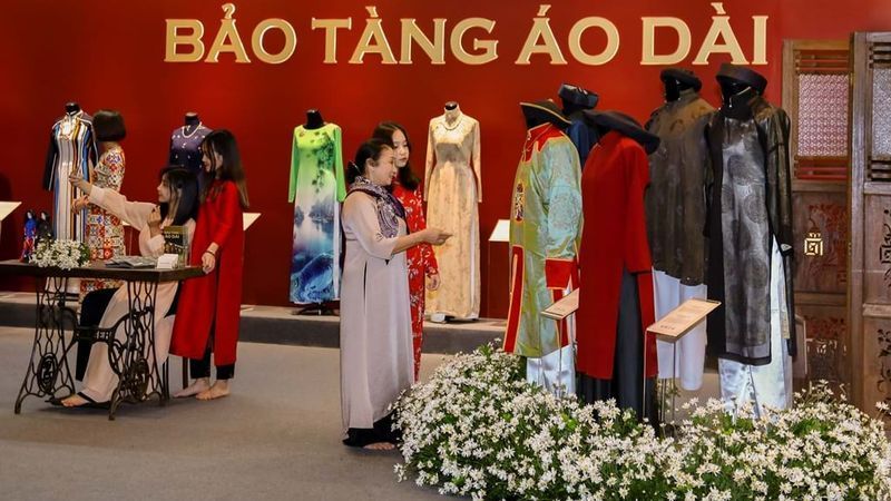 Trưng bày các mẫu áo dài đoạt giải quốc tế của chính NTK Sỹ Hoàng