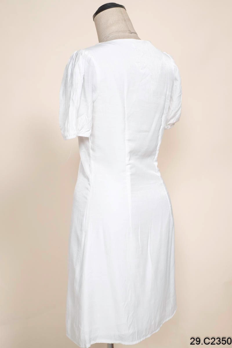 Váy trắng dài tay cổ vuông cúc bọc - Mỹ Phẩm Khác | TheFaceHolic.com