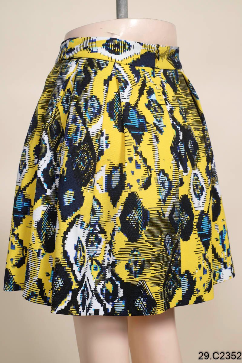 Chân váy vàng họa tiết hoa xanh