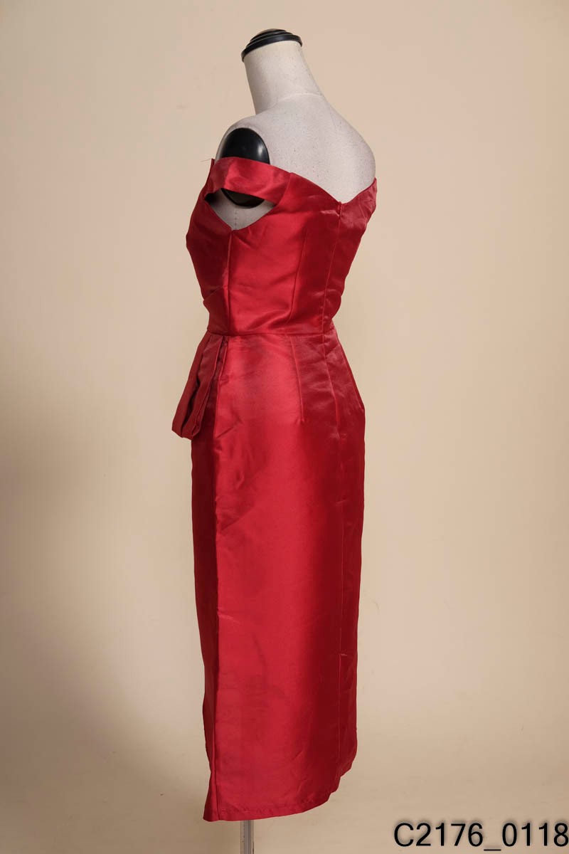 Đầm dạ hội đỏ trễ vai thiết kế sang trọng TVC - maxi.vn