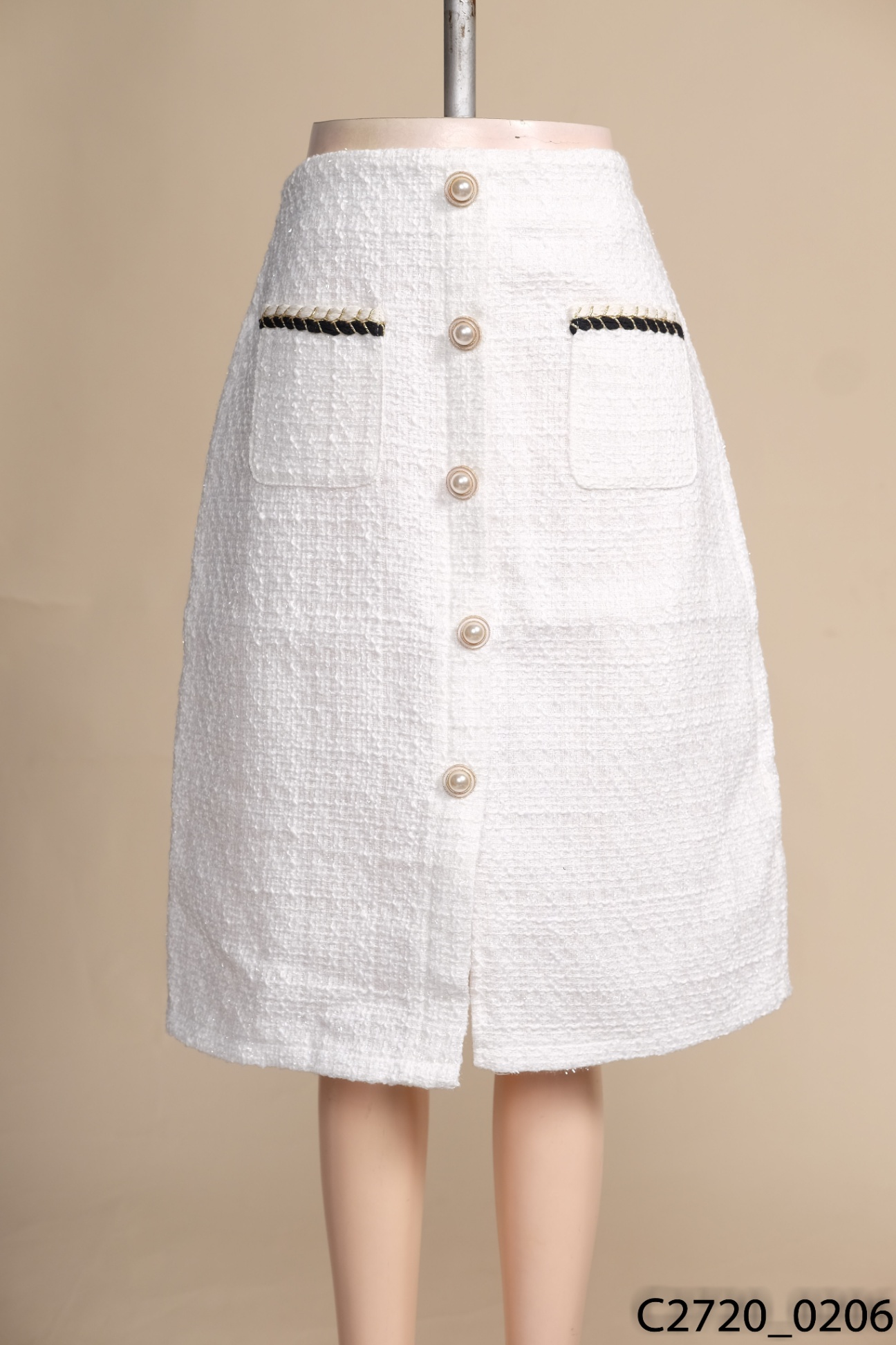 Bộ áo croptop đính đá và chân váy trắng