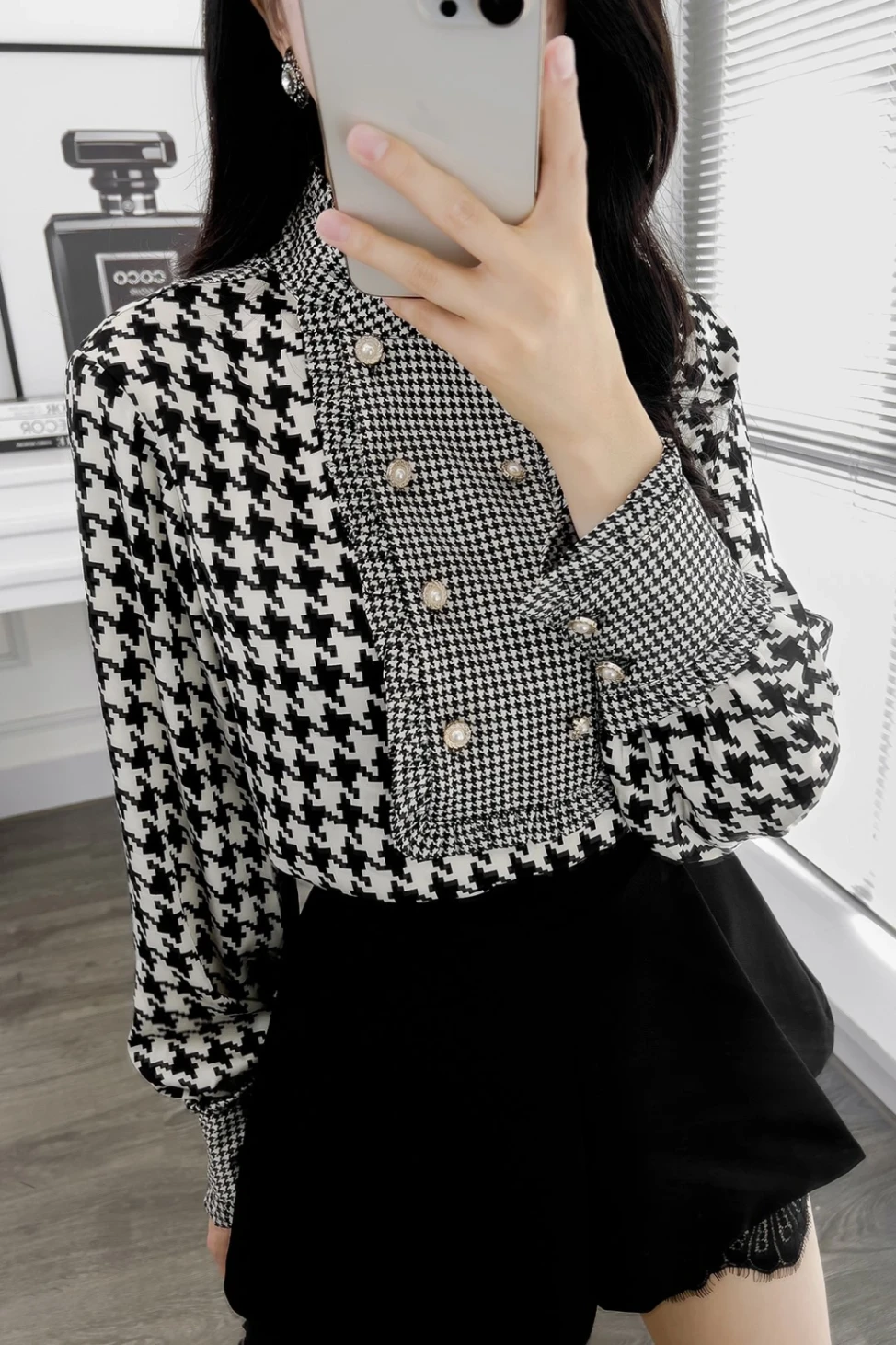 Áo đen phối trắng họa tiết