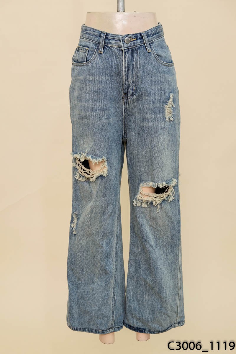 Quần jeans xanh rách gối