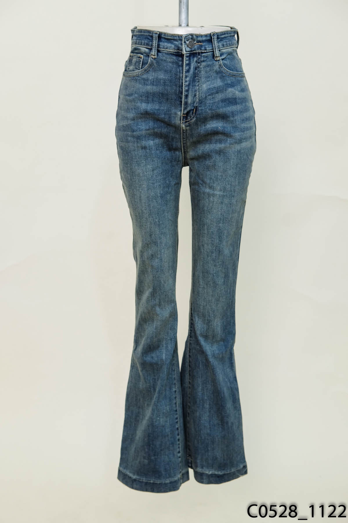 Quần jeans xanh ống loe