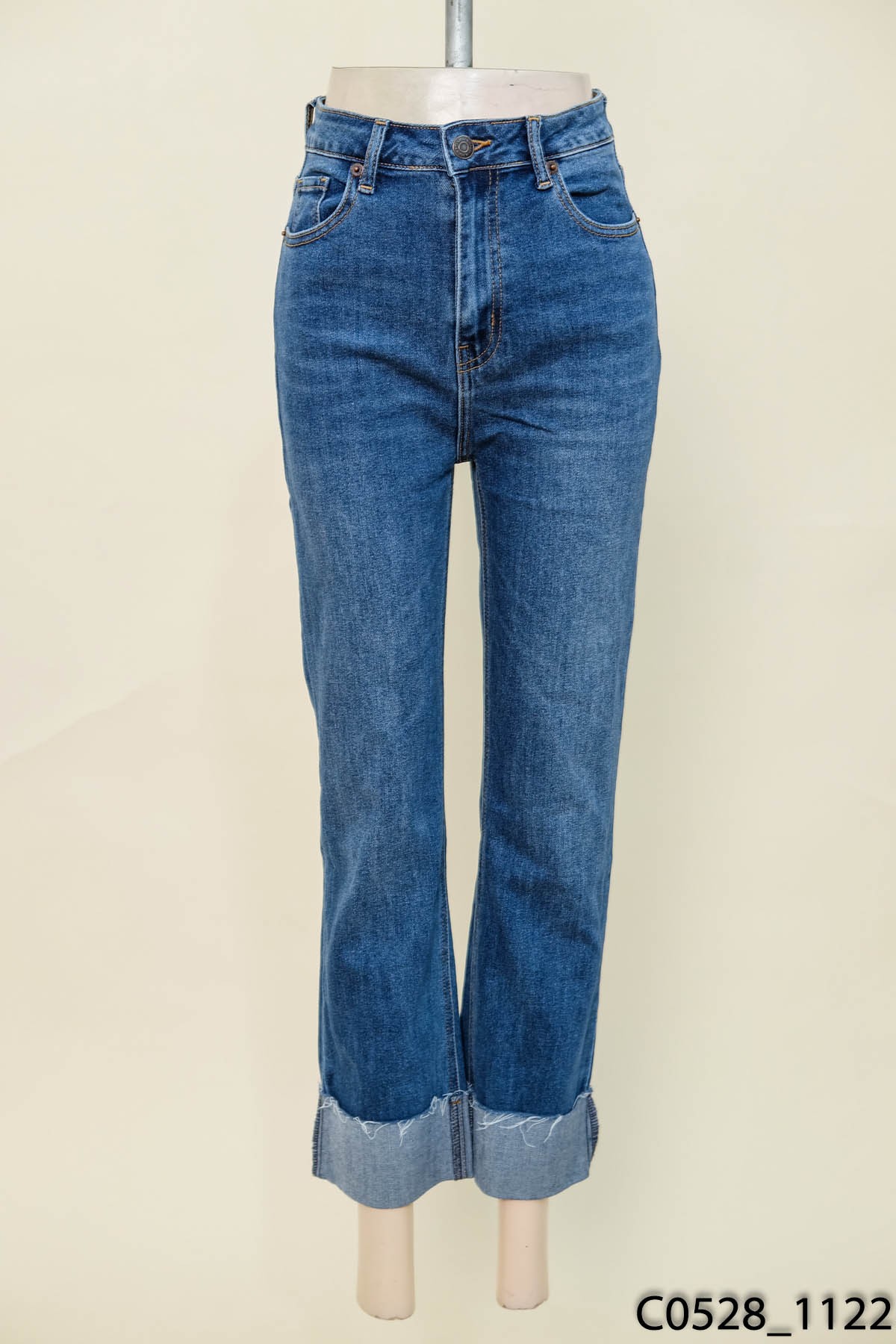 Quần jeans xanh ống gấp