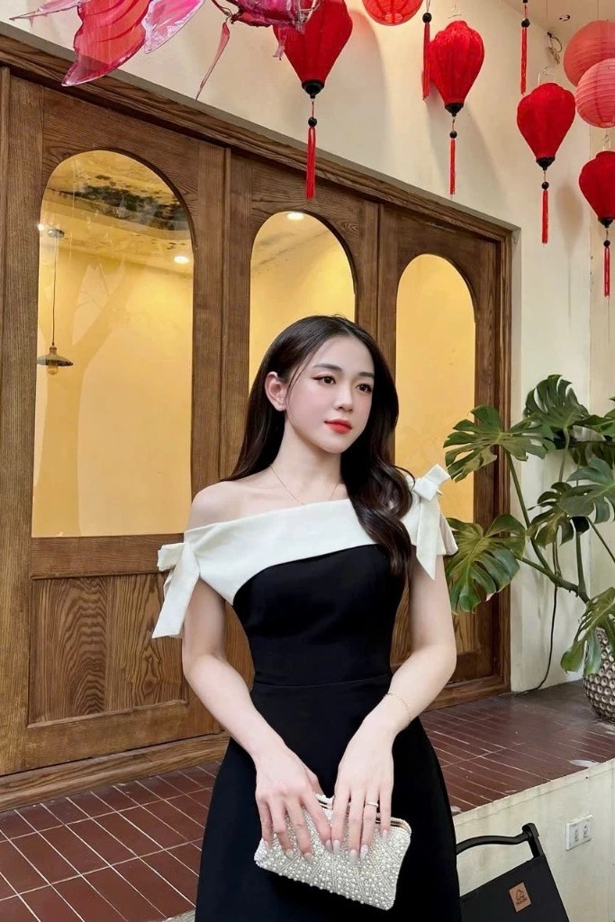 EVII- Đầm đen gắn nơ - New Tags