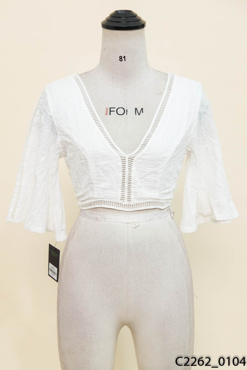 Áo trắng khoét lưng ngực