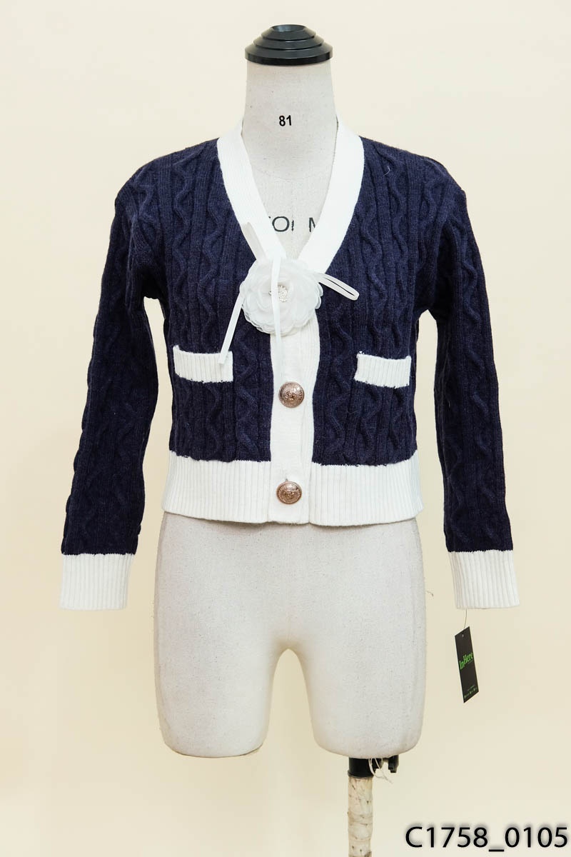 Áo cardigan xanh viền trắng