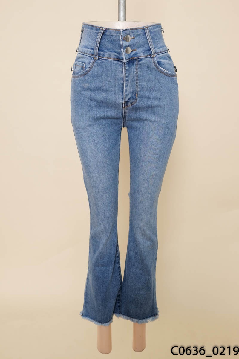 Quần jeans xanh ống loe