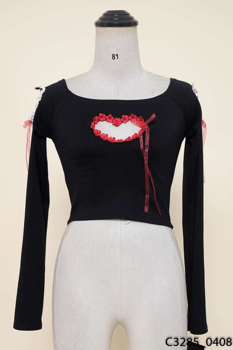 Áo croptop đen đính hoa