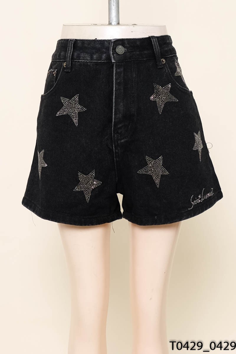 Quần short đen sao đá