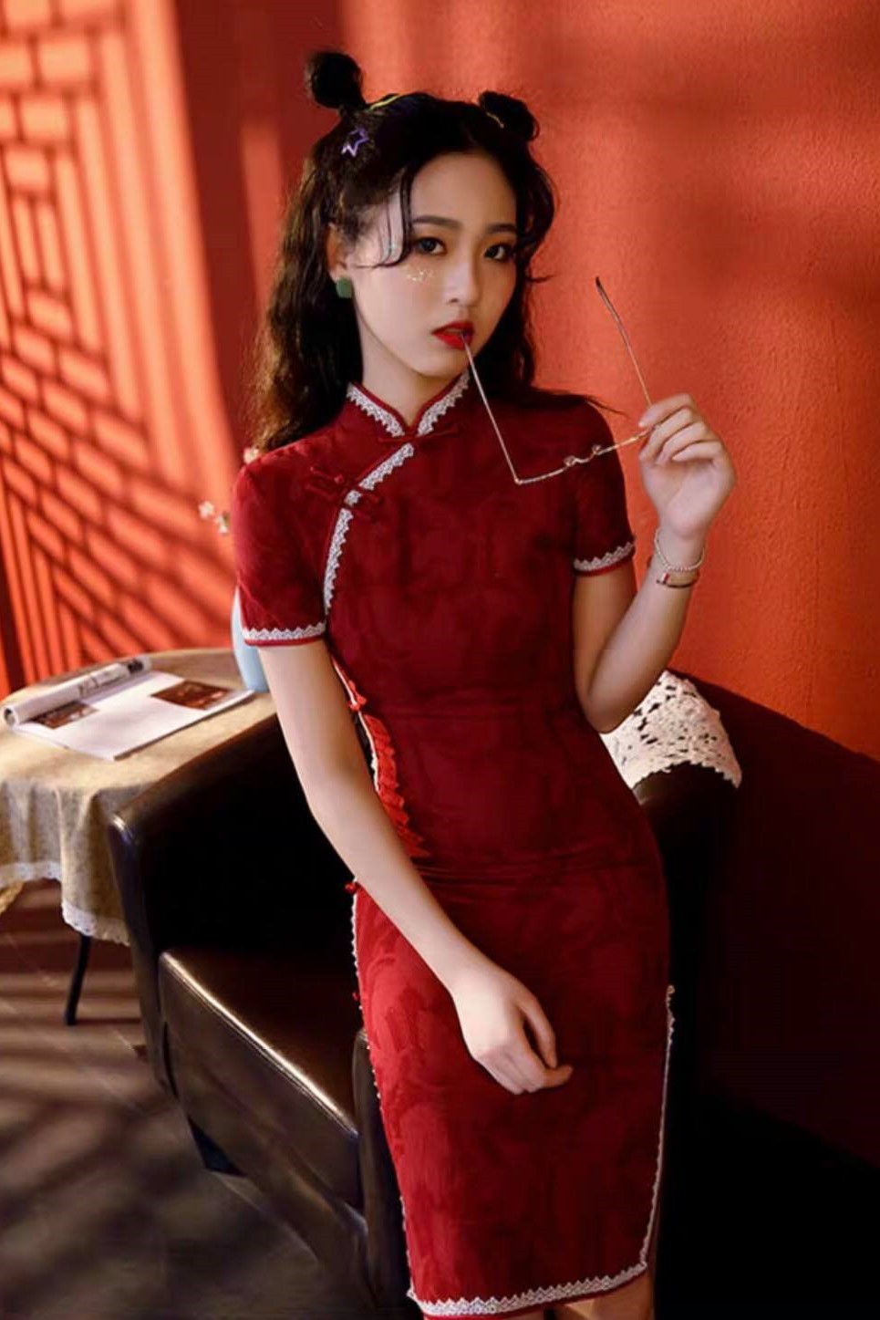 Sườn xám đỏ viền ren