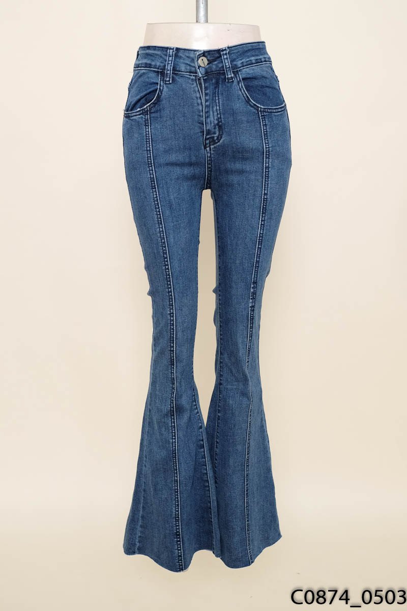 Quần jeans xanh ống loe