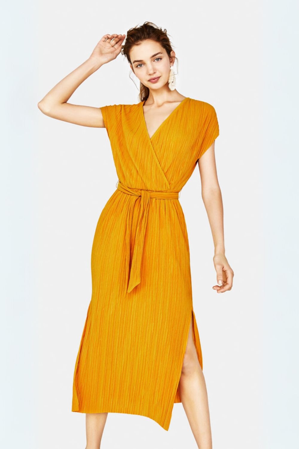 Đầm vàng sát nách Bershka