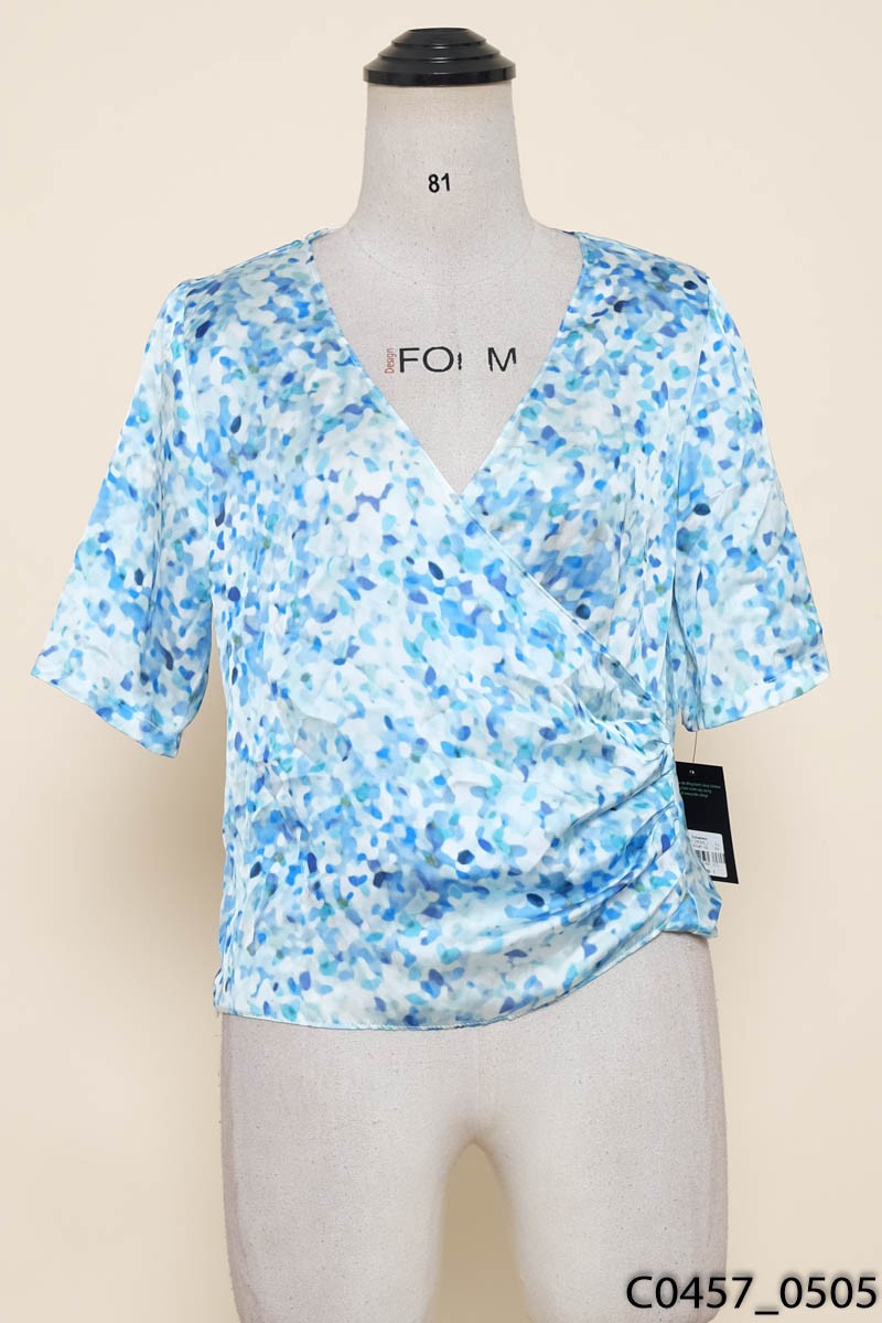 Áo xanh khoét ngực