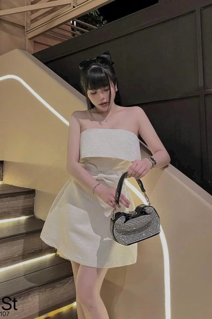 Đầm trắng cúp ngực