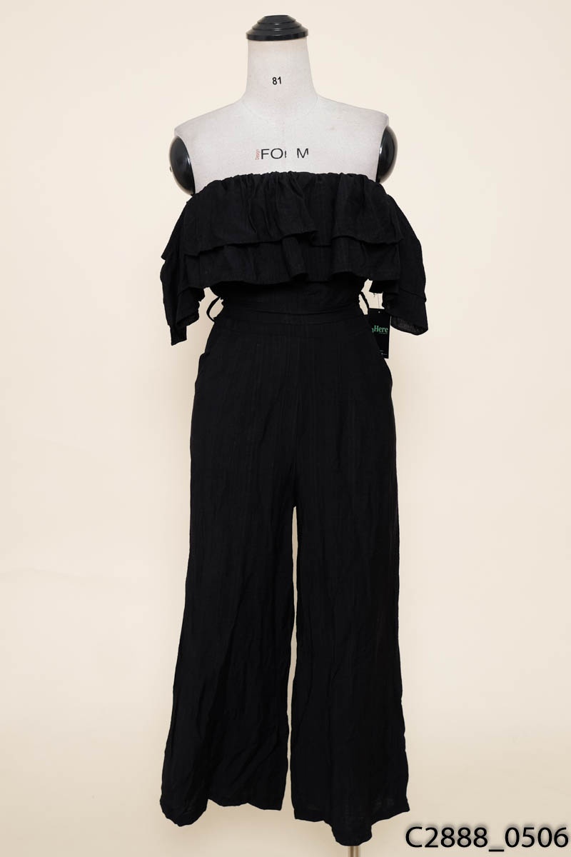 Jumpsuit đen trễ vai