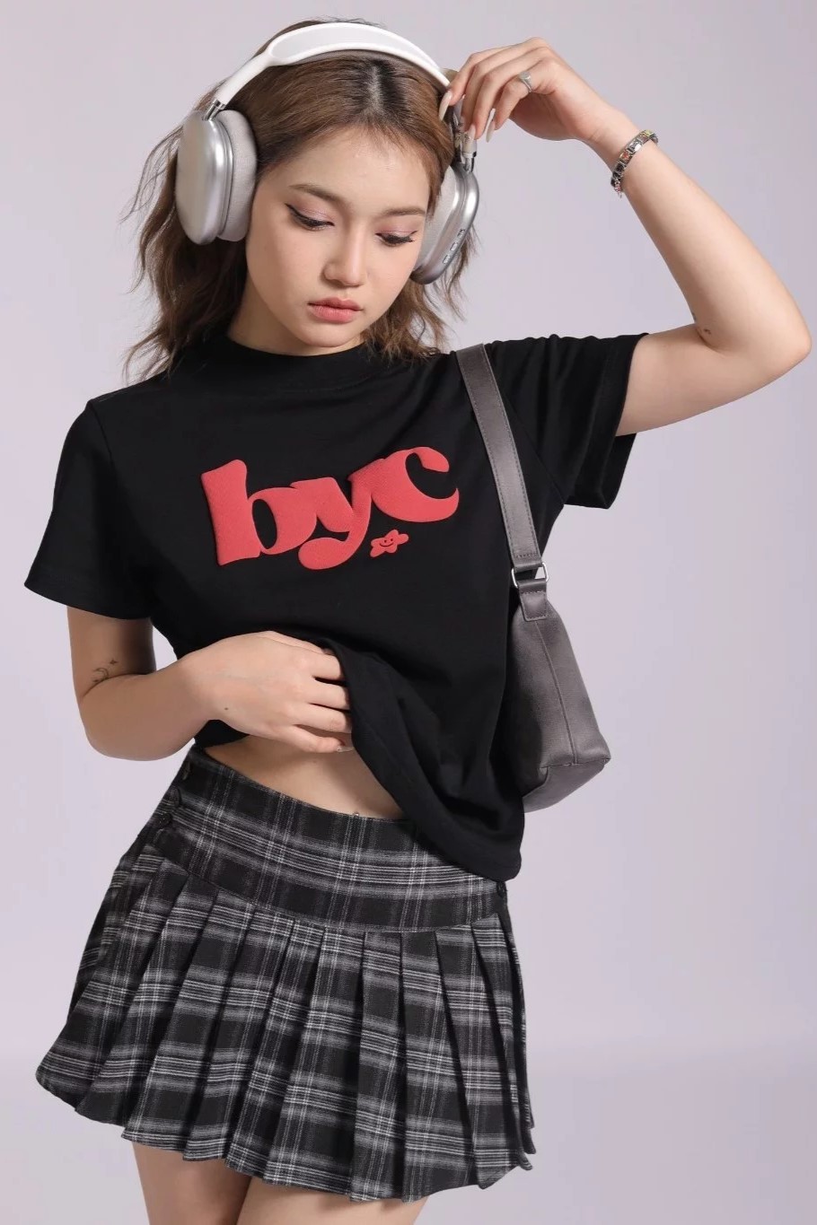 BYCAMCAM- Áo đen chữ đỏ