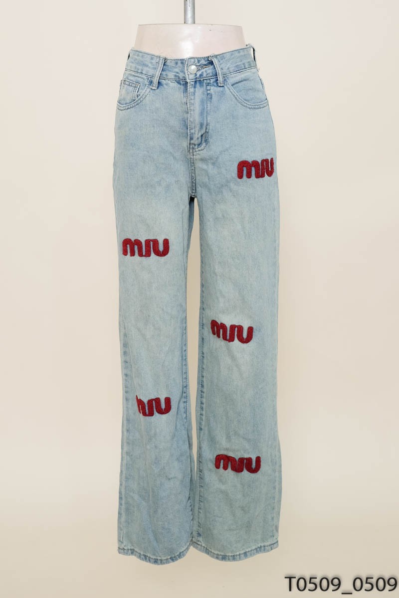 Quần jeans xanh chữ đỏ