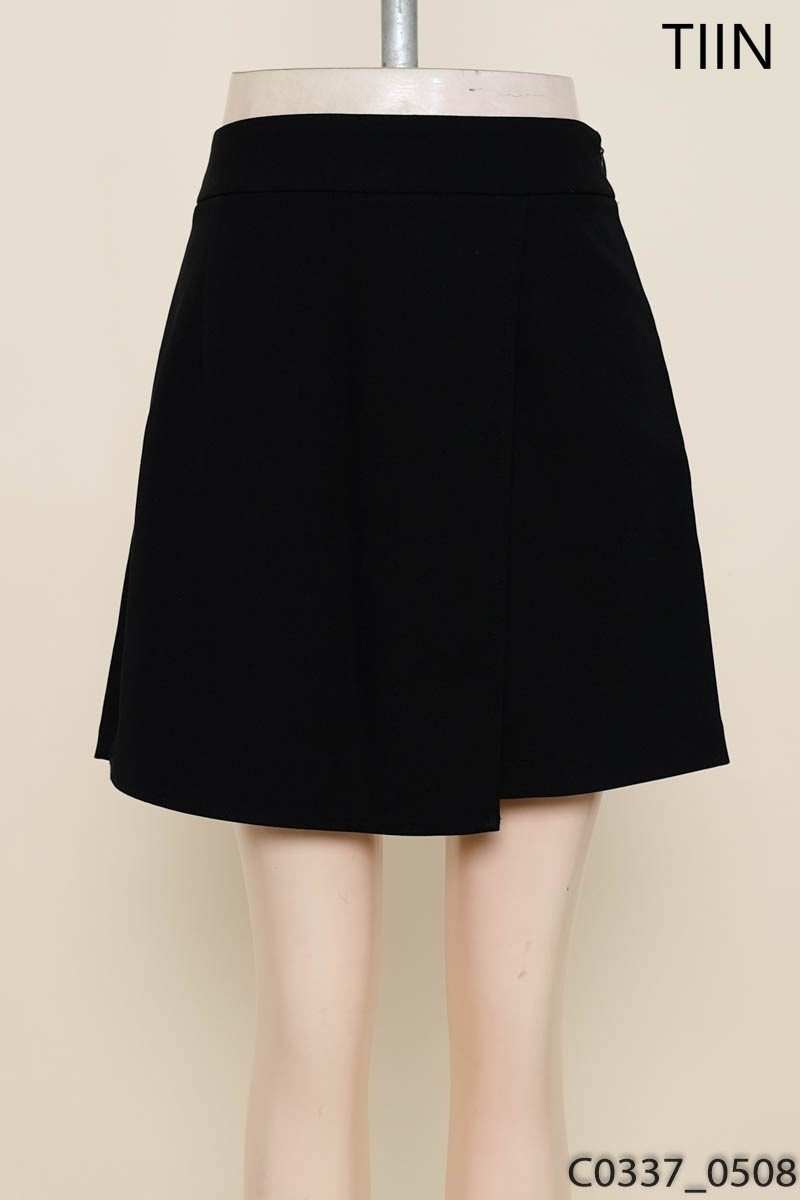 Quần shorts đen Tiin