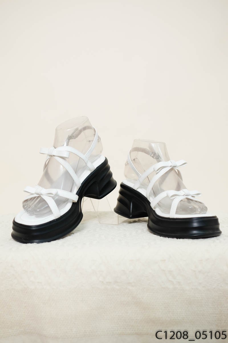 Sandal trắng đế đen
