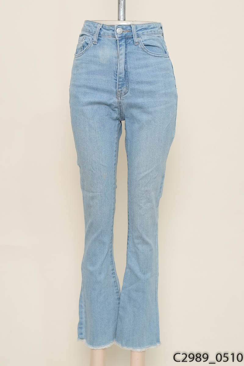 Quần jeans xanh ống loe