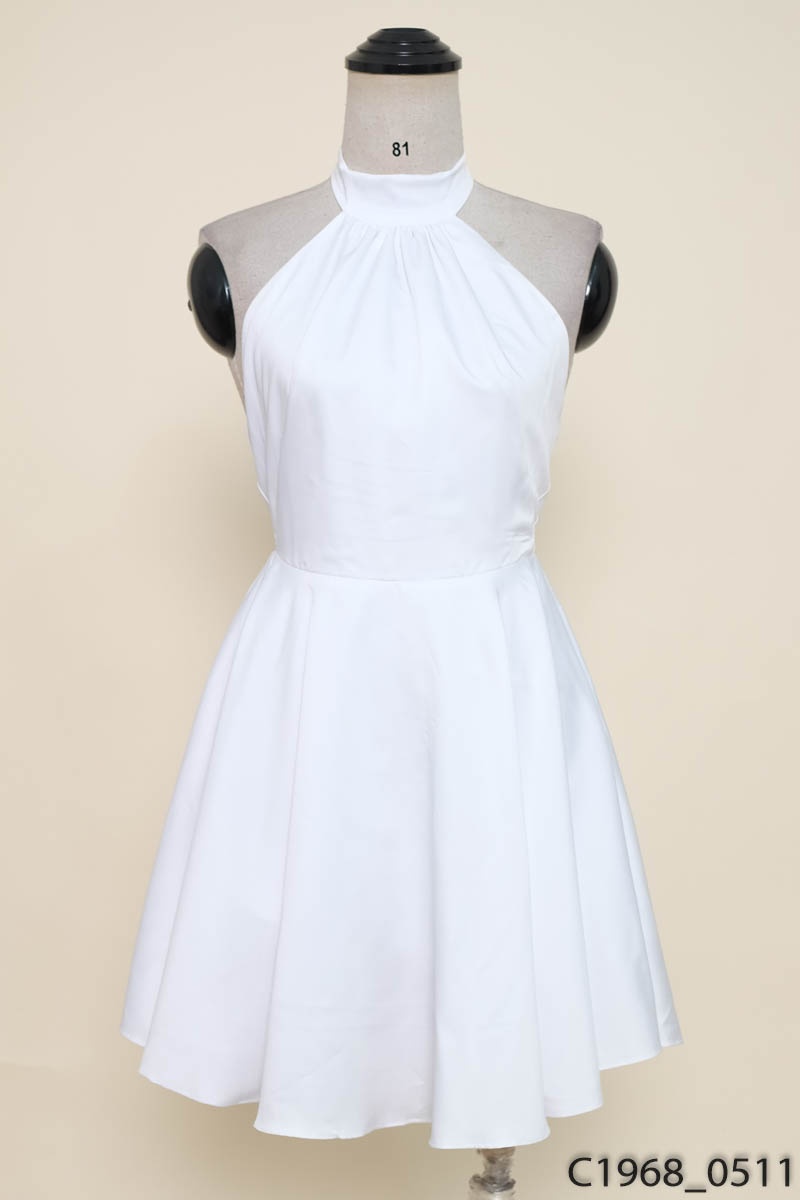 CHIC STUDIO - Đầm trắng cổ yếm