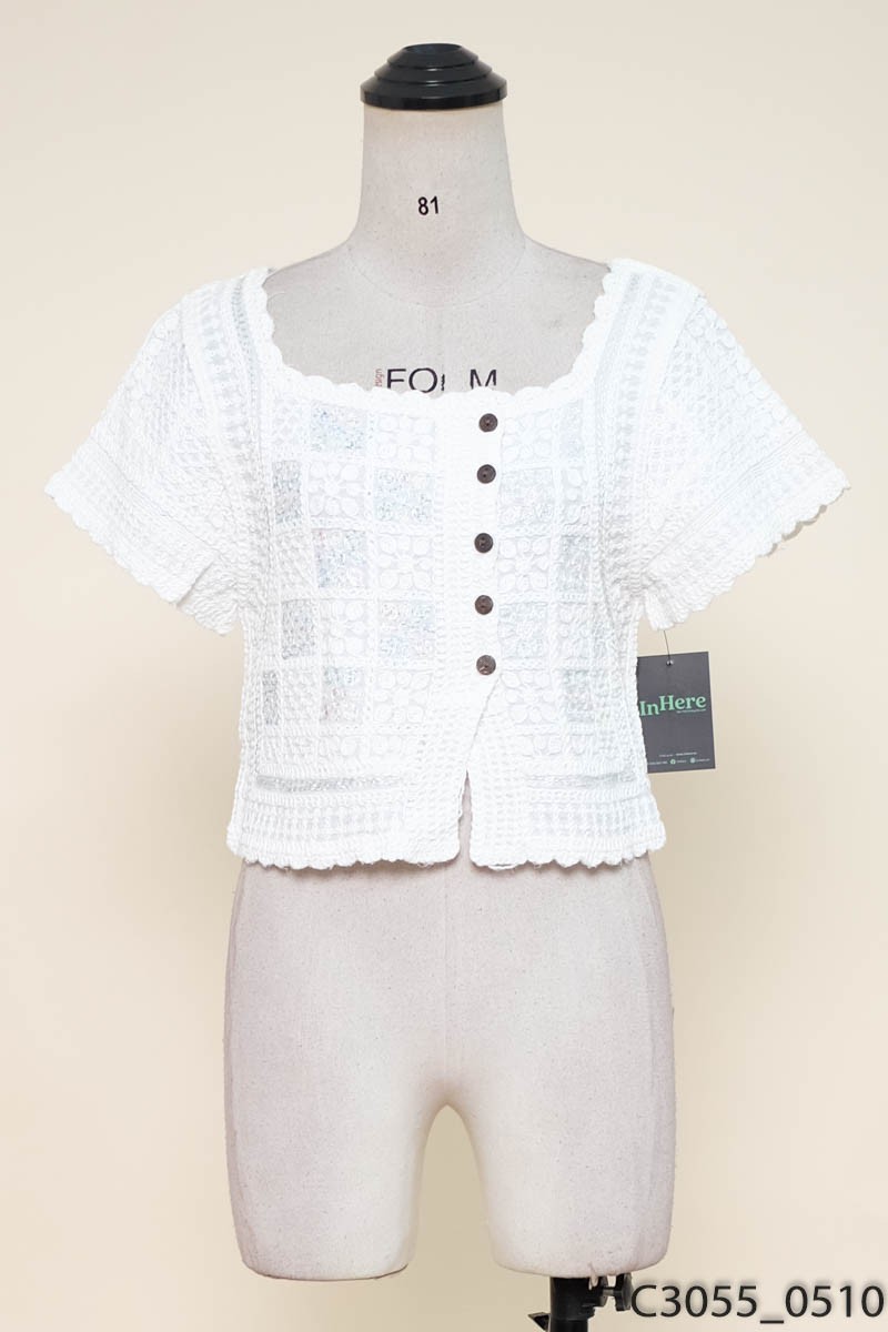 Áo trắng cúc gỗ
