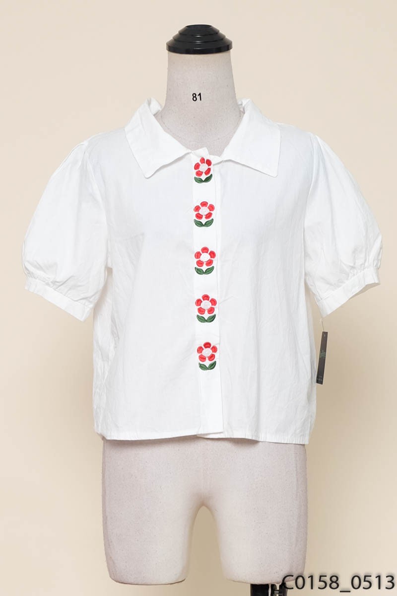 Áo trắng hoa đỏ