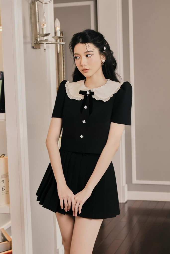 DELIZ - Áo đen cổ trắng