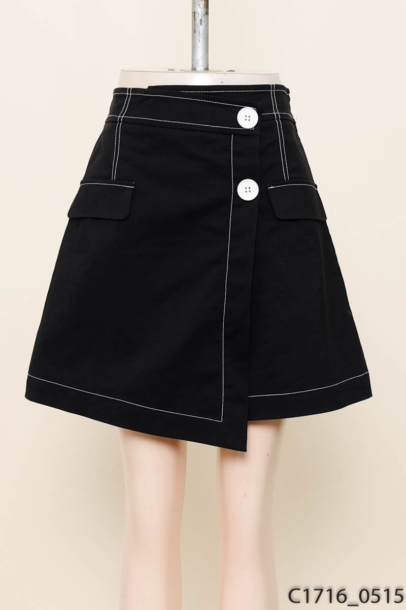 Quần shorts đen chỉ trắng