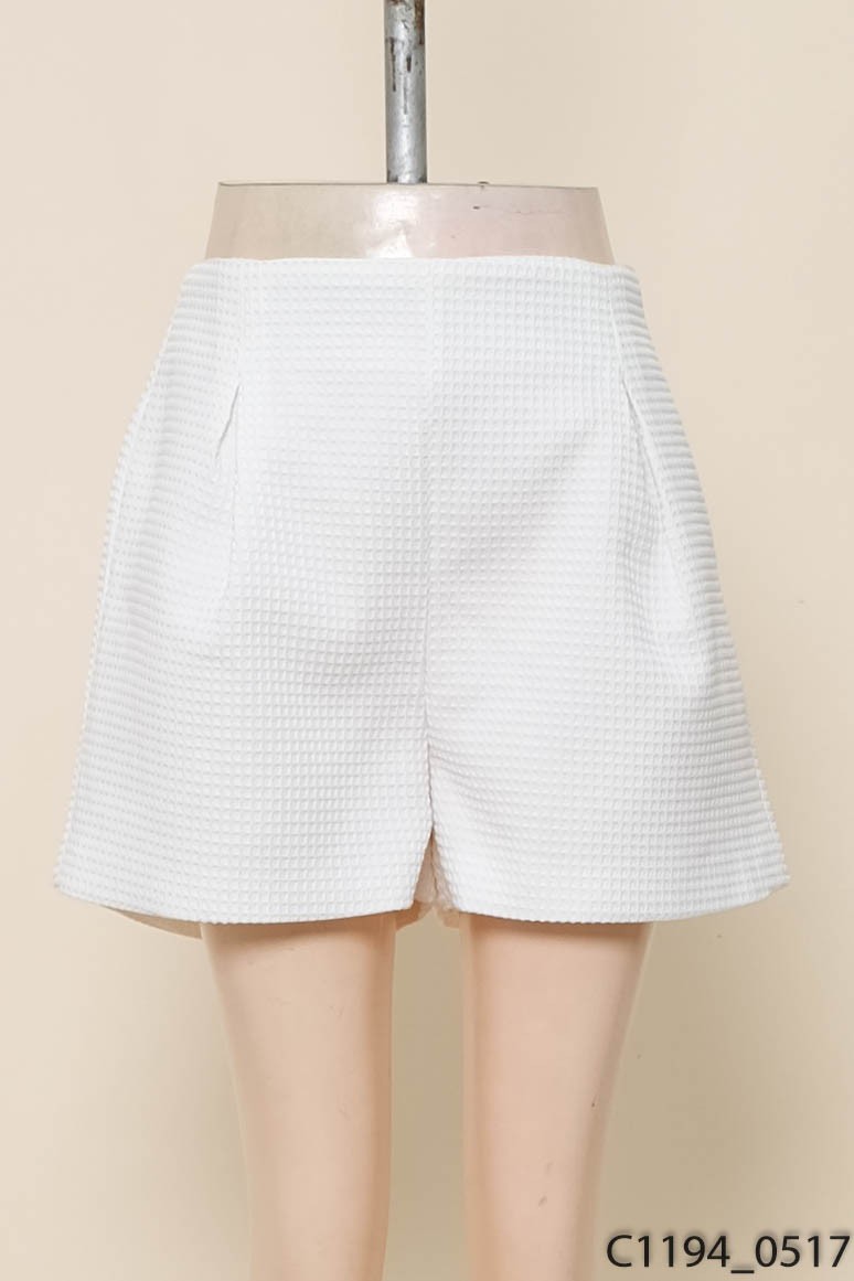Quần shorts trắng