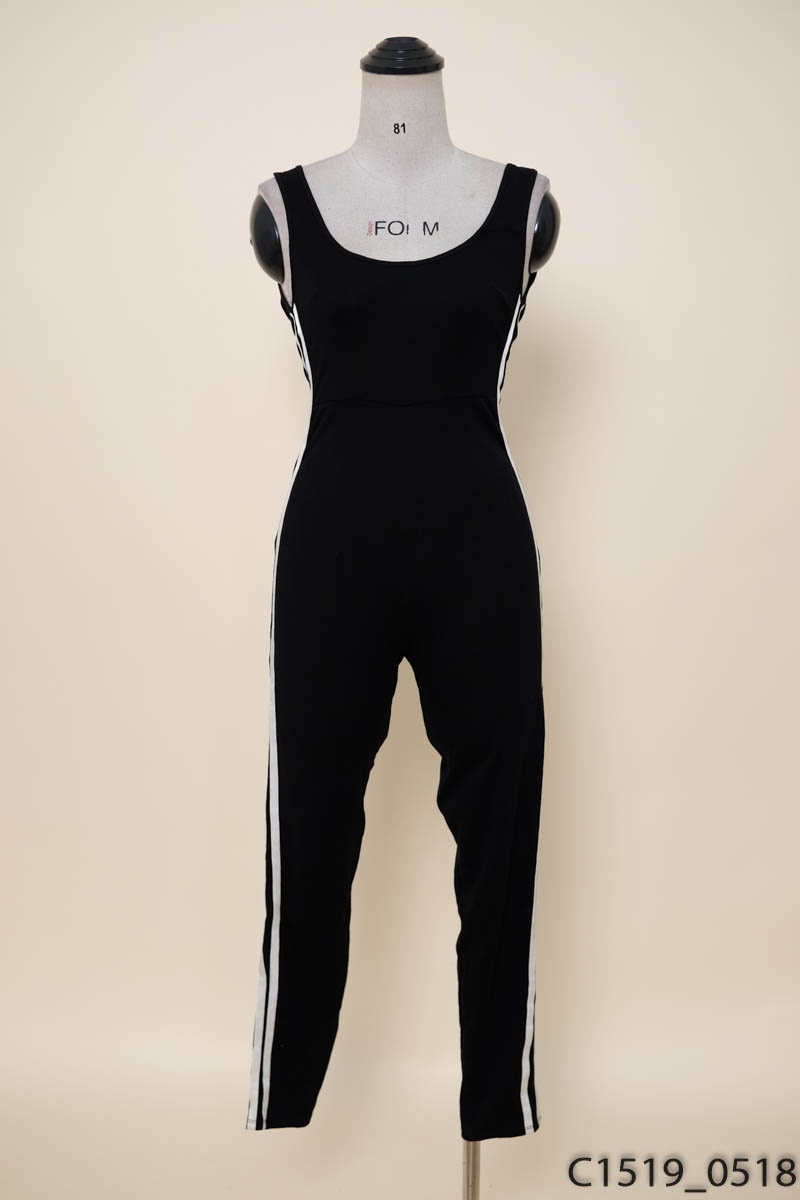 Jumpsuit đen viền trắng