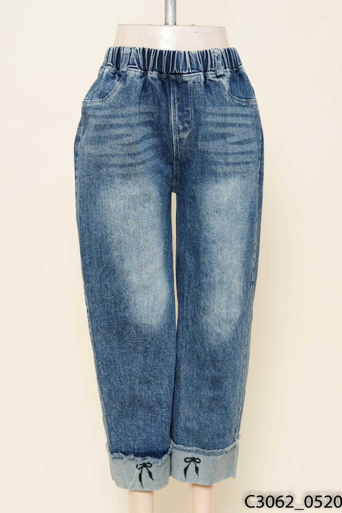 Quần jeans xắn gấu