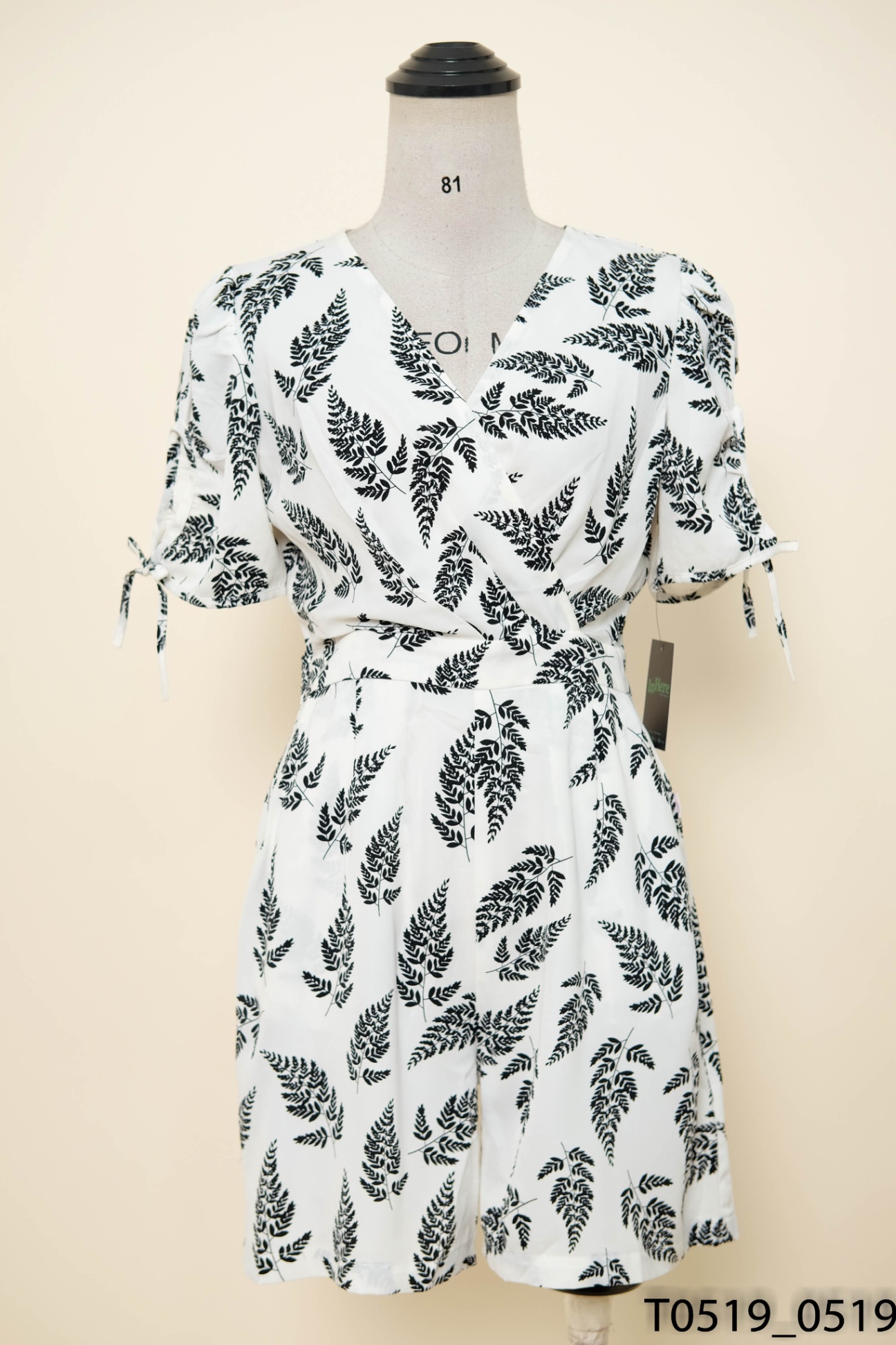 Jumpsuits trắng lá đen