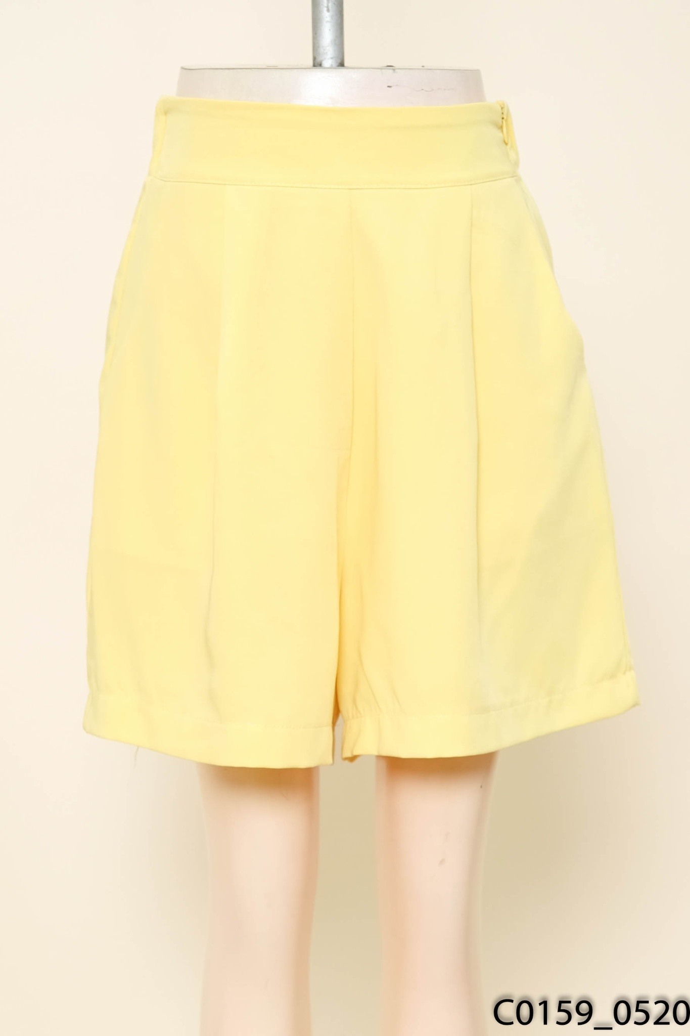 Quần short vàng