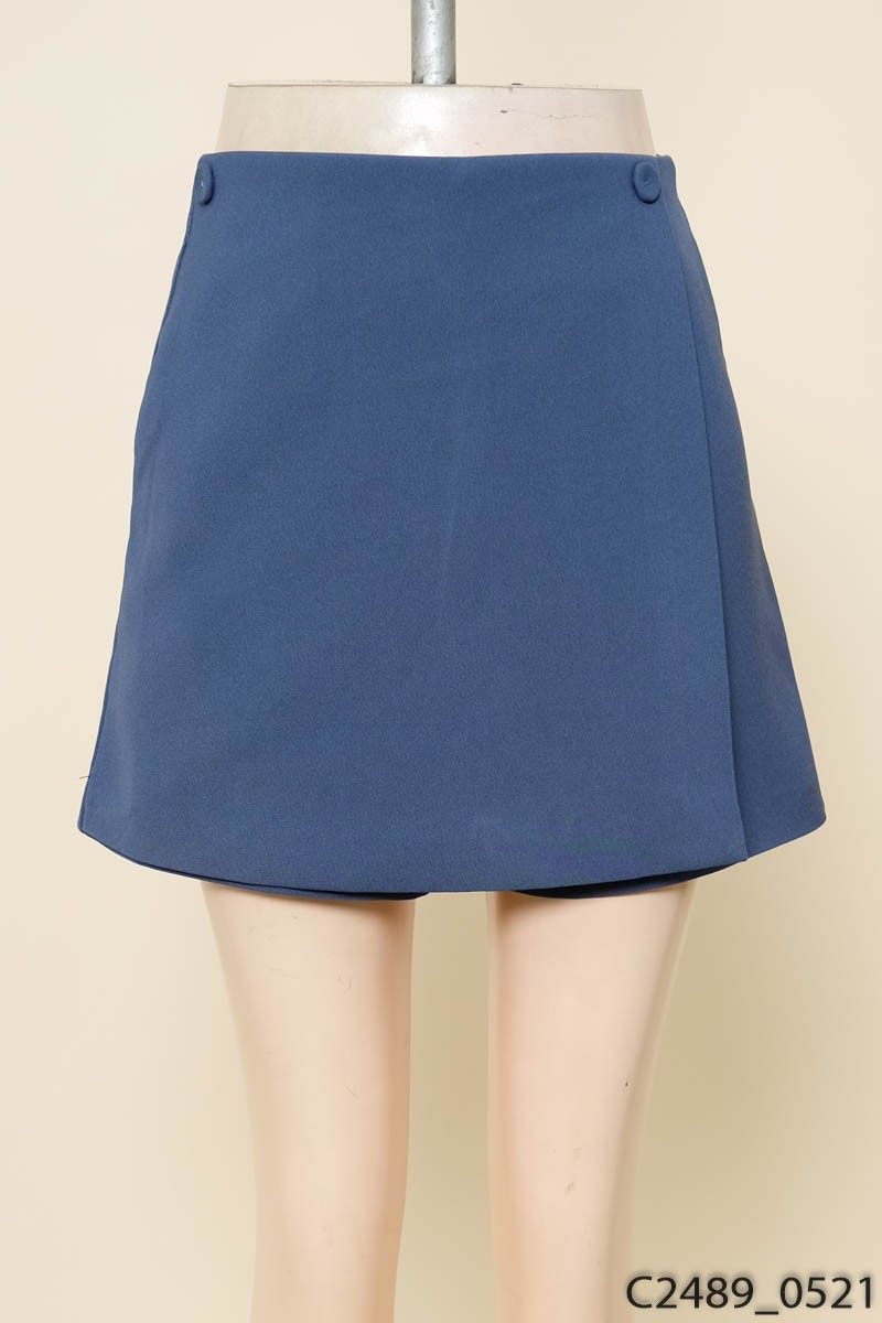Quần short xanh đắp vạt