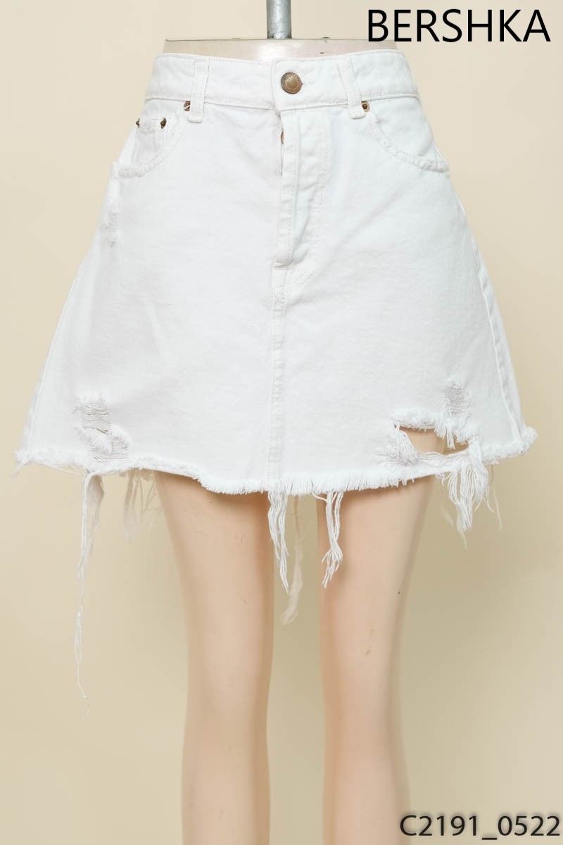 Chân váy trắng Bershka
