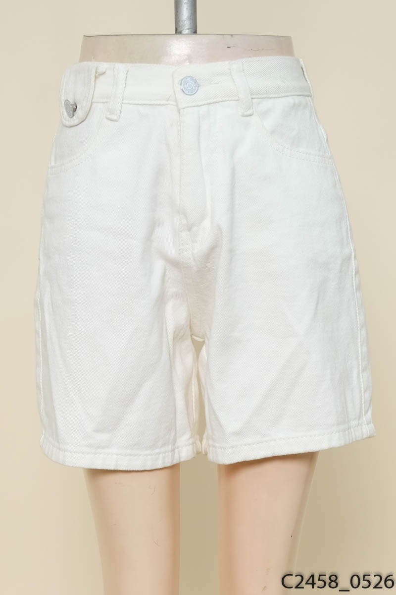 Quần shorts trắng
