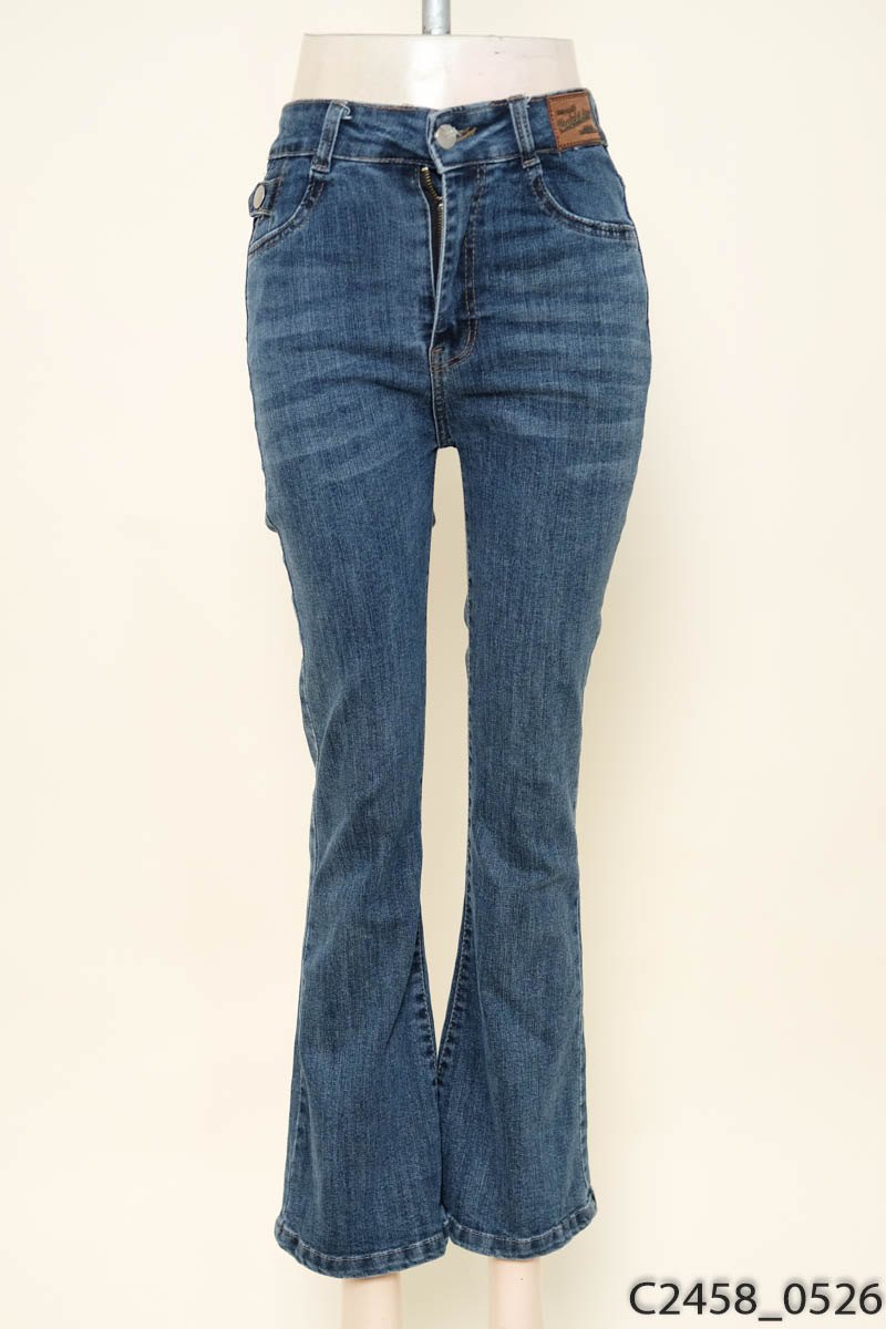 Quần jeans xanh ống loe