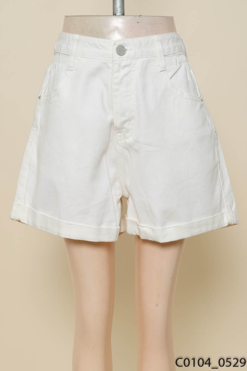 Quần shorts trắng